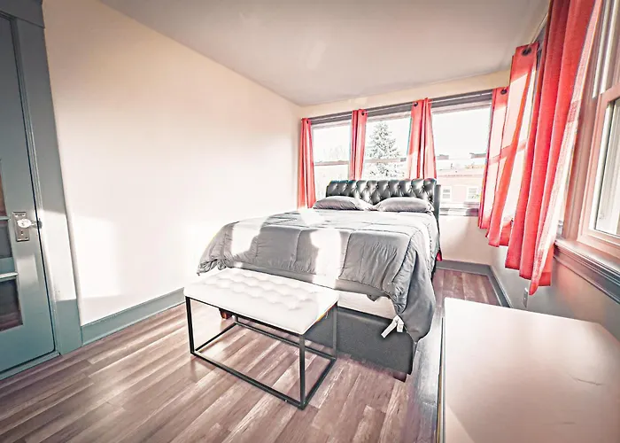Centrally Located 5Br House In Niagara Falls