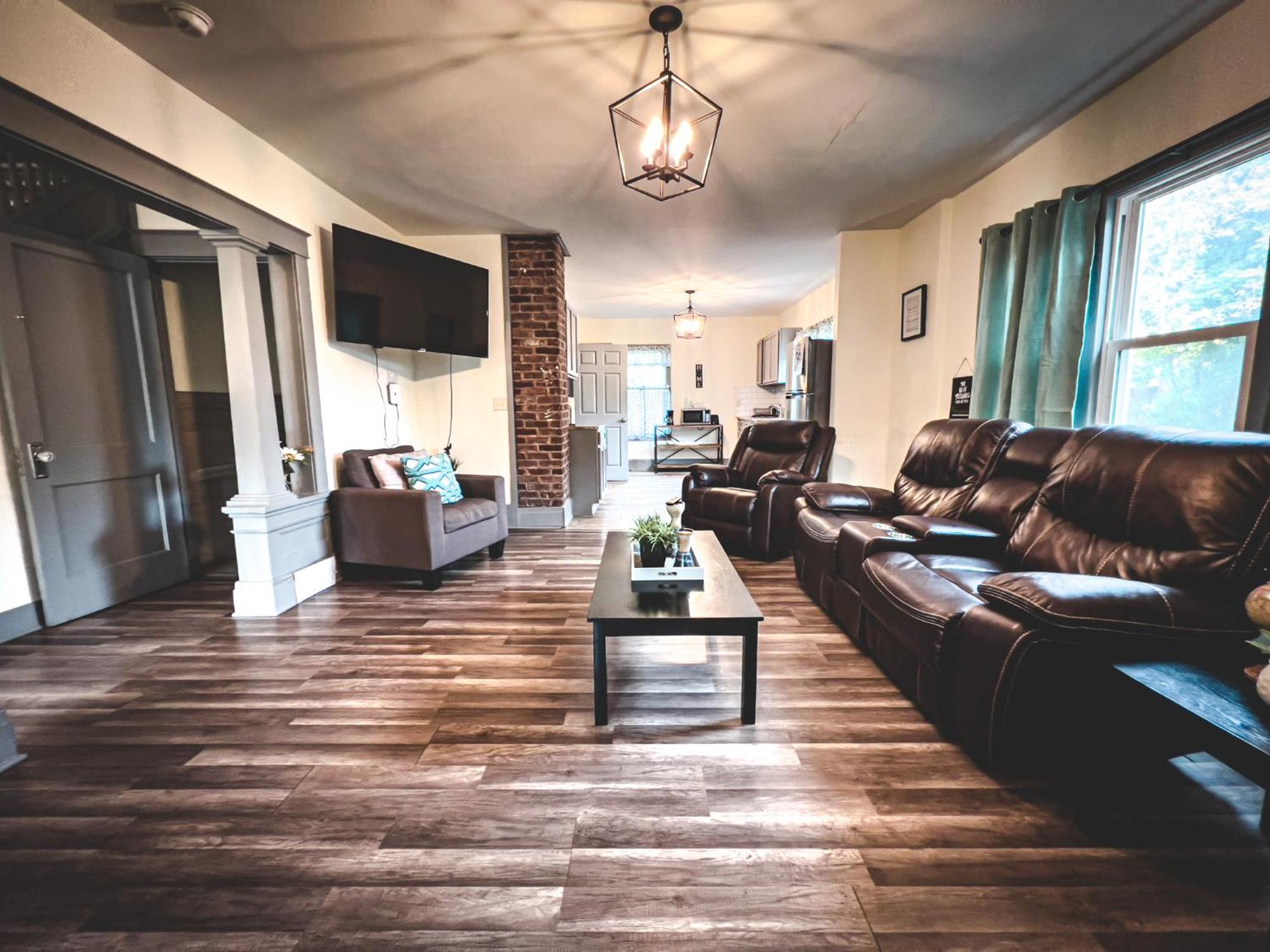 Centrally Located 5Br House In Niagara Falls Holiday home