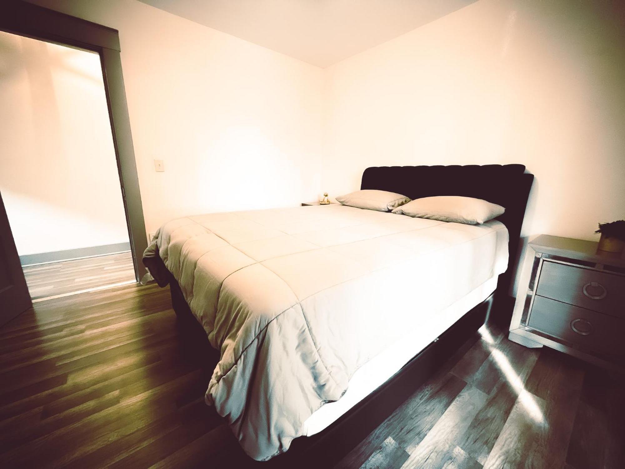 Centrally Located 5Br House In Niagara Falls Holiday home