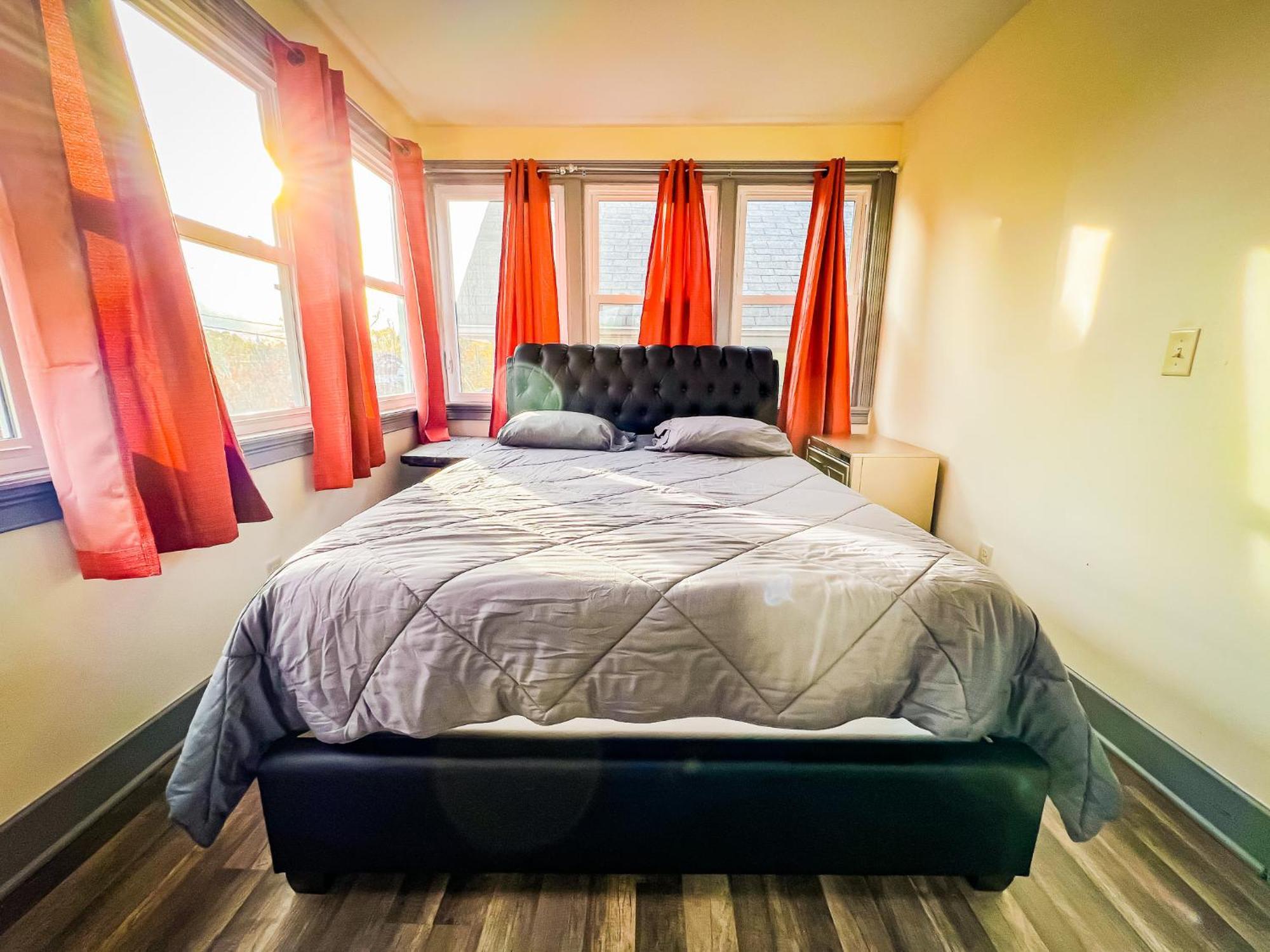 Centrally Located 5Br House In Niagara Falls Holiday home *