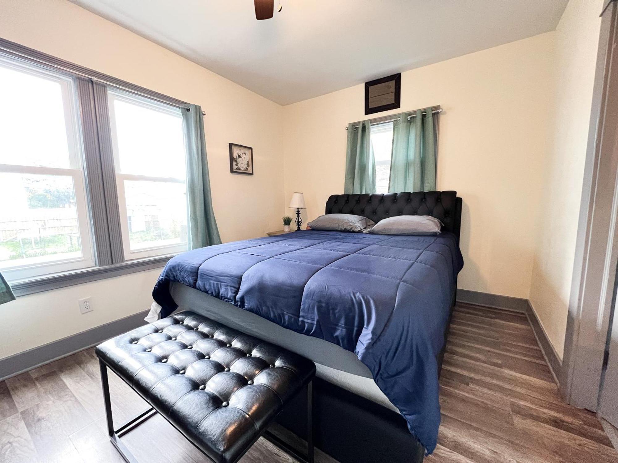 Centrally Located 5Br House In Niagara Falls Holiday home *