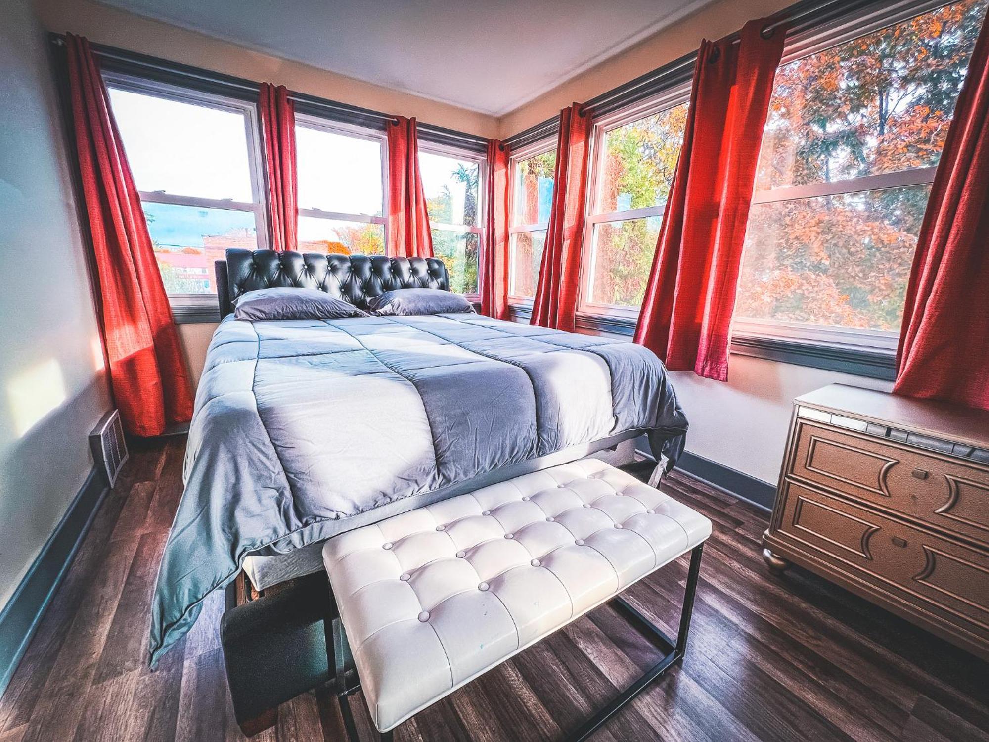 Centrally Located 5Br House In Niagara Falls Holiday home Niagara Falls