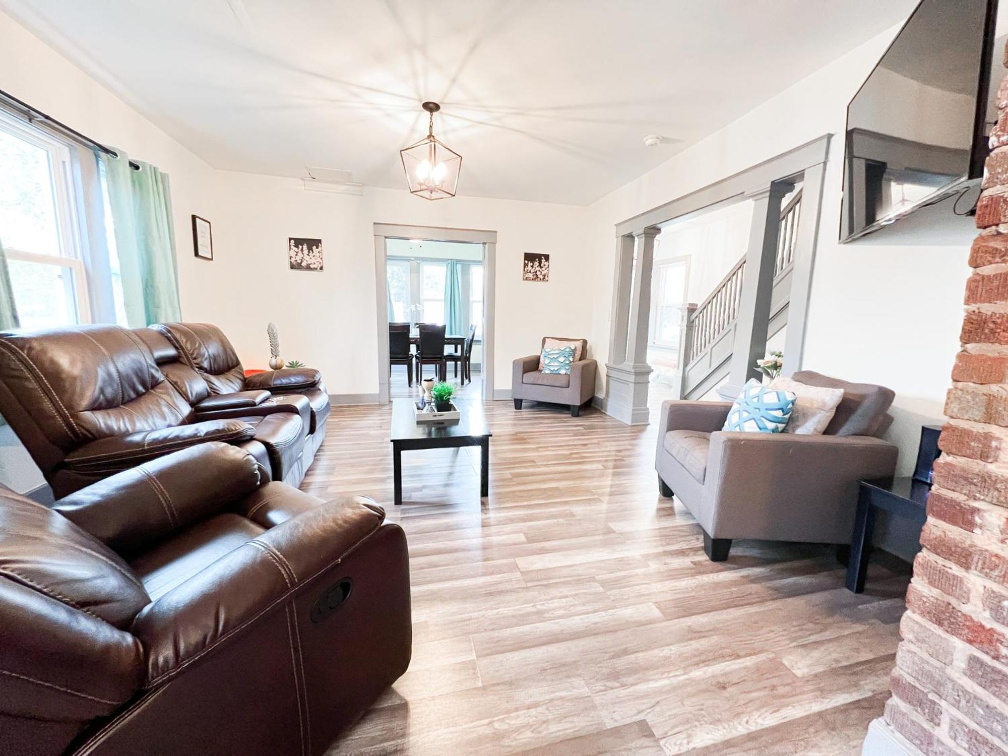Centrally Located 5Br House In Niagara Falls *