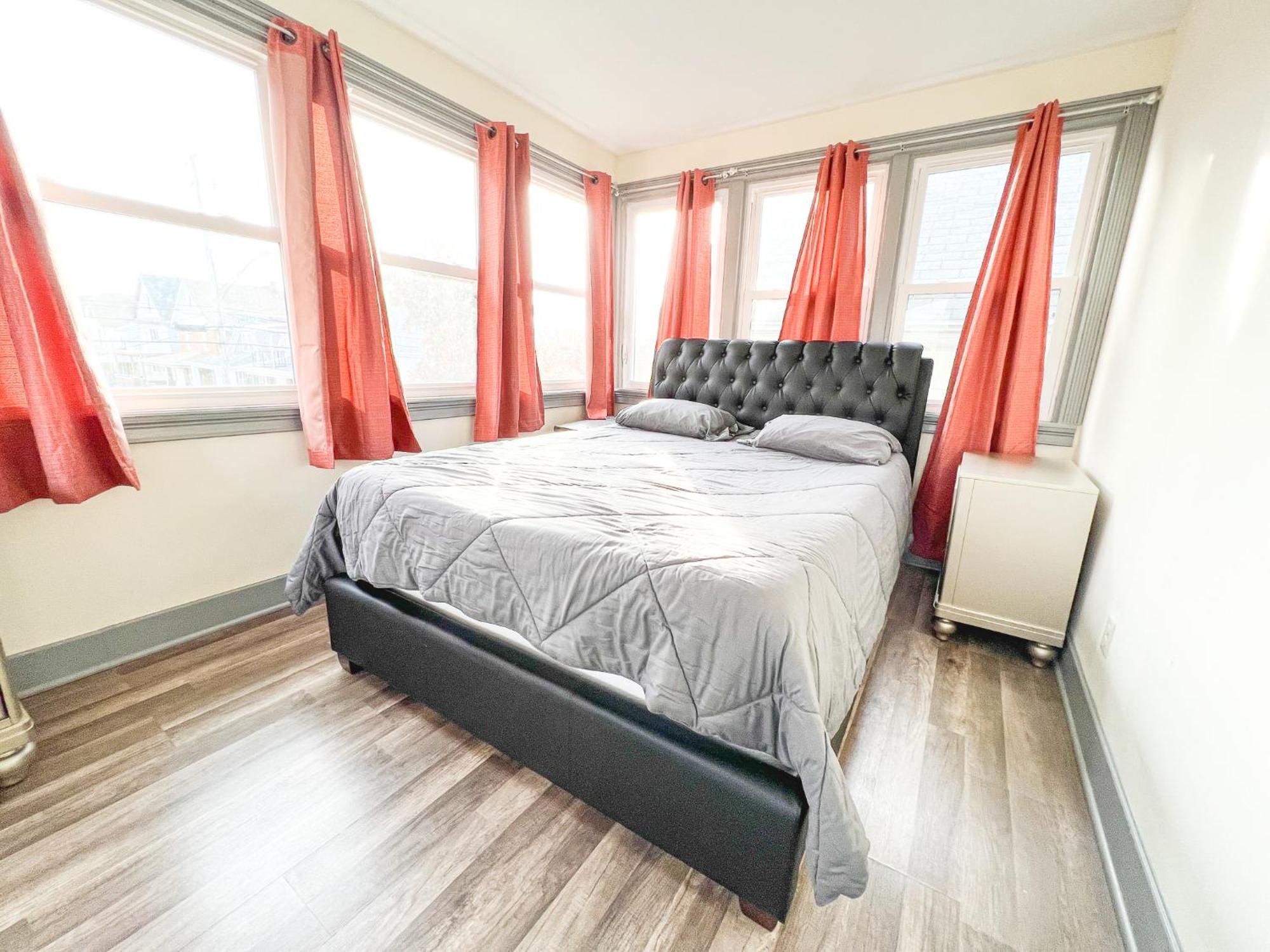 Centrally Located 5Br House In Niagara Falls *